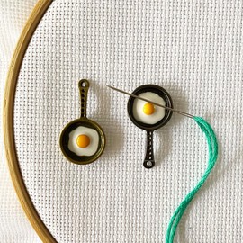 DPXWCCH Pack of 2 Frying Pan Needle Minders, Magnetic Needle Holder for Cross Stitch Embroidery Sewing Needlework Accessories