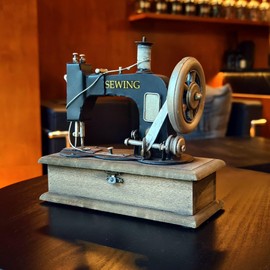 TRABEATOGA Large Vintage Iron Tin Sewing Machine Model Tin Design with Iron 70s 80s Tailor Needlework Retro Nostalgic Decor for Clothing Shop Cafe Desk Window Store Photo Props Sewing Ornaments