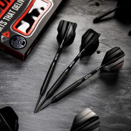 Red Dragon Razor Edge Black 2: 22g - 85% Dardos de Acero con Plumas, Eje de Dardos, Billetera & Red Dragon Gratis naipe