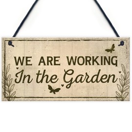 RED OCEAN Working In The Garden Plaque Wall Door Gate Sign Man Cave Shed Nan Mum Home Gift