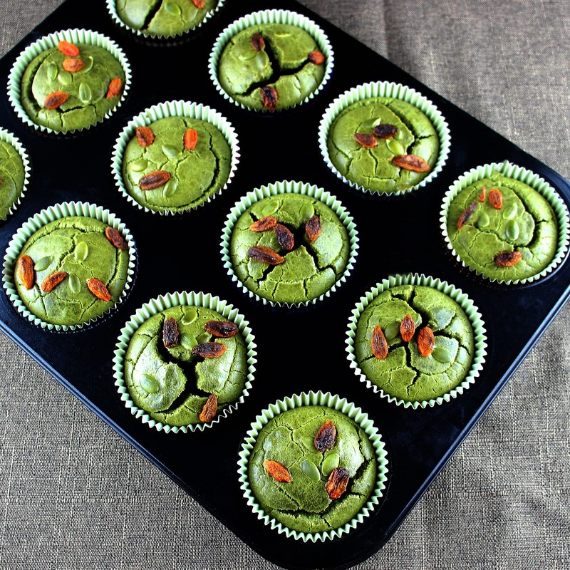 Foil Cupcake Liners, Baking Cups Standard Muffin Wrappers for Party,