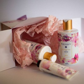 BLUE SCENTS GIFT SET PURE, INCLUDES BODY LOTION 300ML, SHOWER GEL 300ML & HAND CREAM 50ML