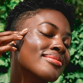 Clarins UV Plus Anti Pollution Sunscreen for Face | Broad Spectrum SPF 50 | Oil Free, No White Cast | UVA/UVB and Pollution Protection | Protective Antioxidants | All Skin Types