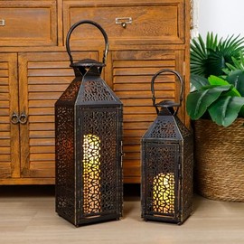 JHY DESIGN - Juego de 2 faroles decorativos clásico de 19 y 14 pulgadas de alto, portavelas de metal con patrón hueco para jardín, porche, interior y exterior, fiestas, bodas, patio (color negro
