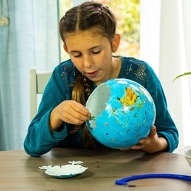 Ravensburger 3D Puzzle, Children's globe in German.