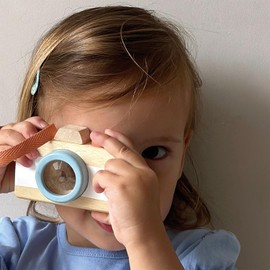 Mentari Toys - Camera - Wooden Pretend Camera Toy for Toddlers with Kaleidoscope Lens - Early-Learning Camera for Sense Stimulation and Motor Skills - Portable Toy for Imaginative Play - Age 2+