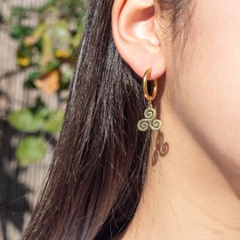 NILUXE DESIGN - Ohrringe Triskele Edelstahl und 14K Goldbeschichtung - Ohrringe für Frauen Triskele und goldene Creolen mit Triskele-Anhänger - Ideale Ohrringe zum Verschenken