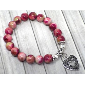 Damenarmband aus rot getönten Jade-Perlen und herzförmigem, versilbertem, filigranem Anhänger