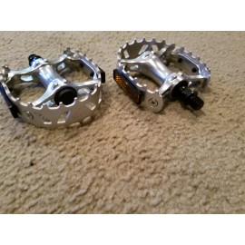 Unbranded 2 NEW BEAR CLAW STYLE BICYCLE PEDALS WITH REFLECTORS ALLOY, 9/16", BMX, CRUSERS