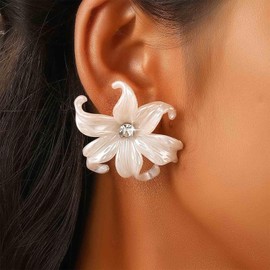 Enautoabs Vintage Acrylic Flower Stud Earrings Large White Flower Earrings Resin Floral Statement Earrings Crystal Flower Shape Earrings Jewelry for Women