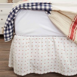 Piper Classics Abigail - Falda de cama con volantes King con esquinas de caída y división de 16 pulgadas, tela blanca suave con mini estampado rojo, granja o cabaña con volantes antipolvo