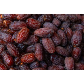 Snack Delight Medjool Dates – Natural, Juicy & Sweet California-Grown Dates with Pits, Resealable Bag (2 lb)
