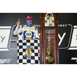 BEAUTIFUL NASCAR DRIVER CHASE ELLIOTT WINS  MARTINSVILLE  8X10 PHOTO W/ BORDERS