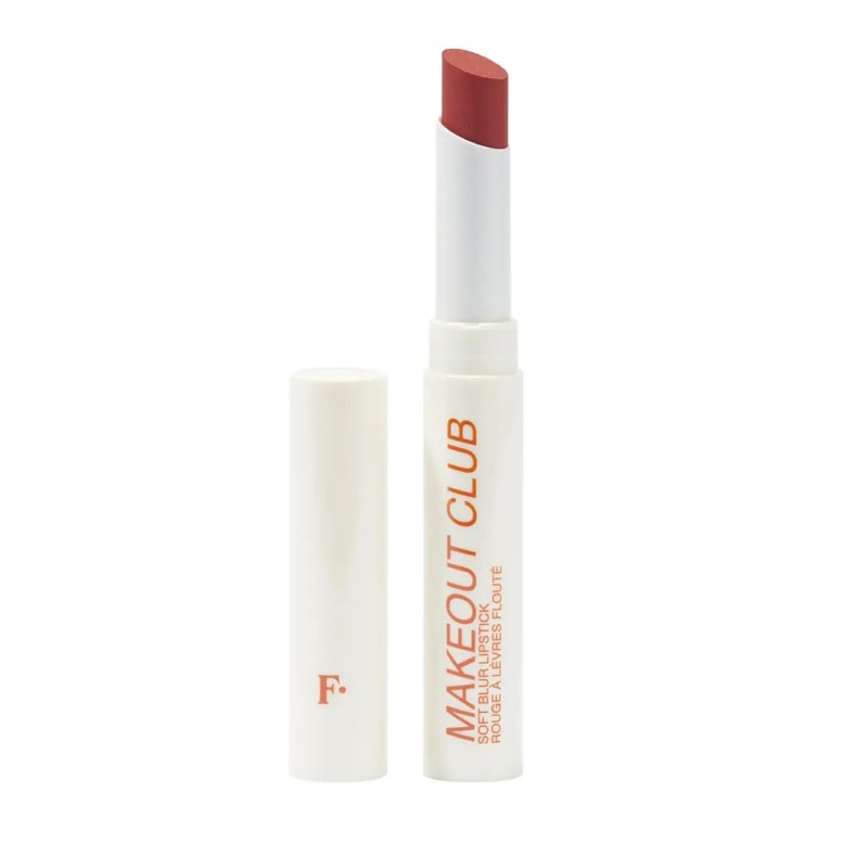 Lápiz labial Soft Blur de MAKEOUT CLUB cobertura media a