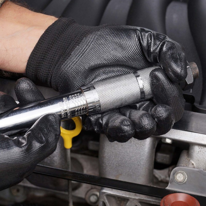 Torque wrench with 1/4 inch/0.63cm and 2 - 24 Nm