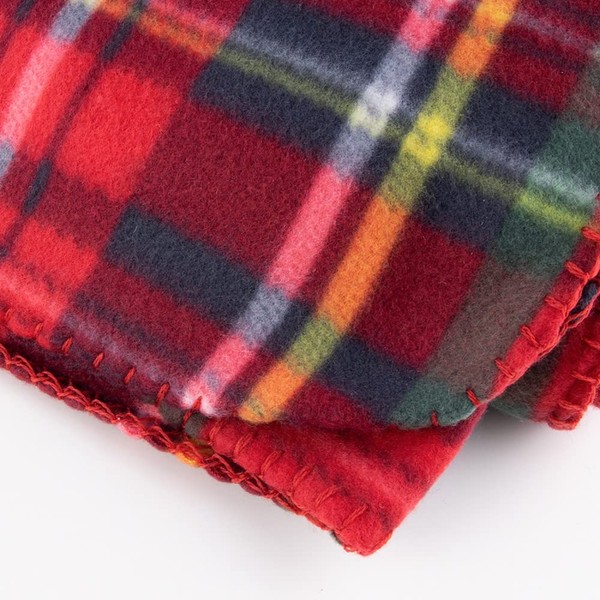 Barbacado Tartan fleece blanket with red checks. Warm and soft plaid fabric for this anti-cold blanket.