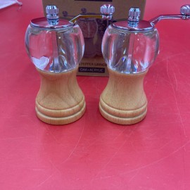 VEIZIBEE Classical Hand Shake Wood Pepper Grinder Set And Gorgeous Salt, Wooden&Acryli.