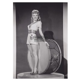 BETTY GRABLE IN U.S. ARMY YANK THE ARMY WEEKLY MAGAZINE 1943 5X7 PHOTO