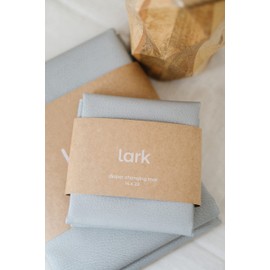 Lark Leather Goods - Cambiador de pañales de piel, lavable, impermeable, piel de lujo, color gris peltre, 35,5 x 55,9 cm, Gris, Straight, 14" x 22"