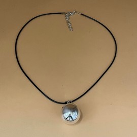 TClaudia. Llamador de Angel, diseño de bola y collar de hilo encerado. Regalos, cadenas y collares para mujer. Dijes para mujer en material de Alpaca. Joyas para mujer.