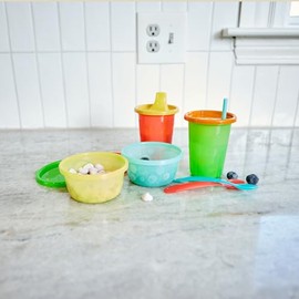 The First Years Take & Toss - Copas de paja para niños pequeños, a prueba de derrames con tapas y pajitas a presión, suministros de alimentación para 
