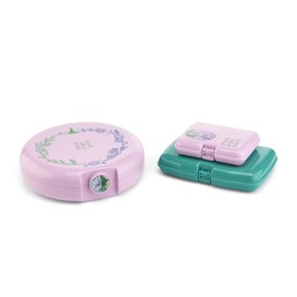 Caboodles For Good Cosmic Compact, Care Pack y Lil Bit Bundle, Wicked: For Good Limited Edition, lavanda y verde azulado, organizadores de viaje para maquillaje, cierre a presión, tamaño compacto