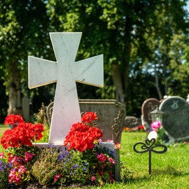 Memorial Grave Markers, Grave Decorations for Cemetery, Memorial Stake Markers of Forever in Our Heart, Metal Sympathy Grave Plaque, Outdoor Yard Remembrance Stake