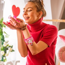 FAERLIIRY Valentine’s Day Bracelets Heishi Stretch Bracelets for Women Red Heart Charms Bracelets LOVE KISS XOXO Stackable Bracelet Holiday Party Gifts (Pink-7PCS)