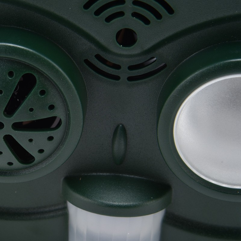 Ultrasonic Animal Repeller Waterproof Solar Bird Repellent Flashing Light for