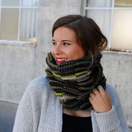 myboshi Eniwa Crochet Set with No. 1 Wool, Needle and Instructions for Hats and Scarves, Crochet Pack, 30% Merino Wool, Green with Crochet Hook