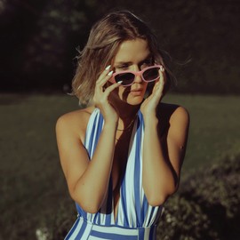 FEISEDY Small Square Sunglasses for Women Men Vintage Trendy Irregular Sunglasses B2322