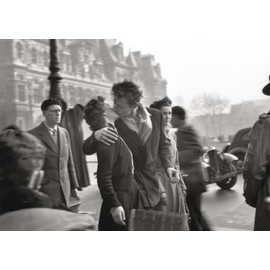 modern times Postcard A6 Black and White Kiss by the Hotel De Ville 1950 Photo Foil © Doisneau, Robert