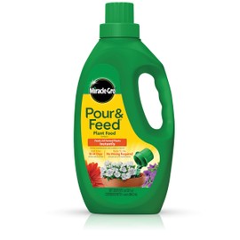 Miracle-Gro Pour & Feed Plant Food, Fertilizer Instantly Feeds Live Plants, For Outdoor & Indoor Plants in Containers, 32 oz.