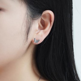 [Dreaming Fly] Aurora Black Mother of Pearl Butterfly Earrings OTE122305MWB White / [Dreaming Fly]오로라 흑자개 나비 귀걸이 OTE122305MWB 화이트