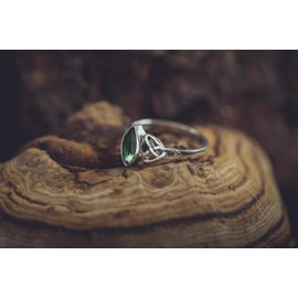 Windalf Delicate women's ring Rigani 9 mm Celtic love knot green emerald 925 sterling silver, Fabric, Green Zirconia