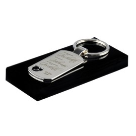 Keyring with heart cut-out and engraving "Die Vergangenheit ist Geschichte, die Zukunft ein Geheimnis, doch jeder Augenblick ist ein Geschenk - Ich liebe Dich" as a gift for Valentine's Day