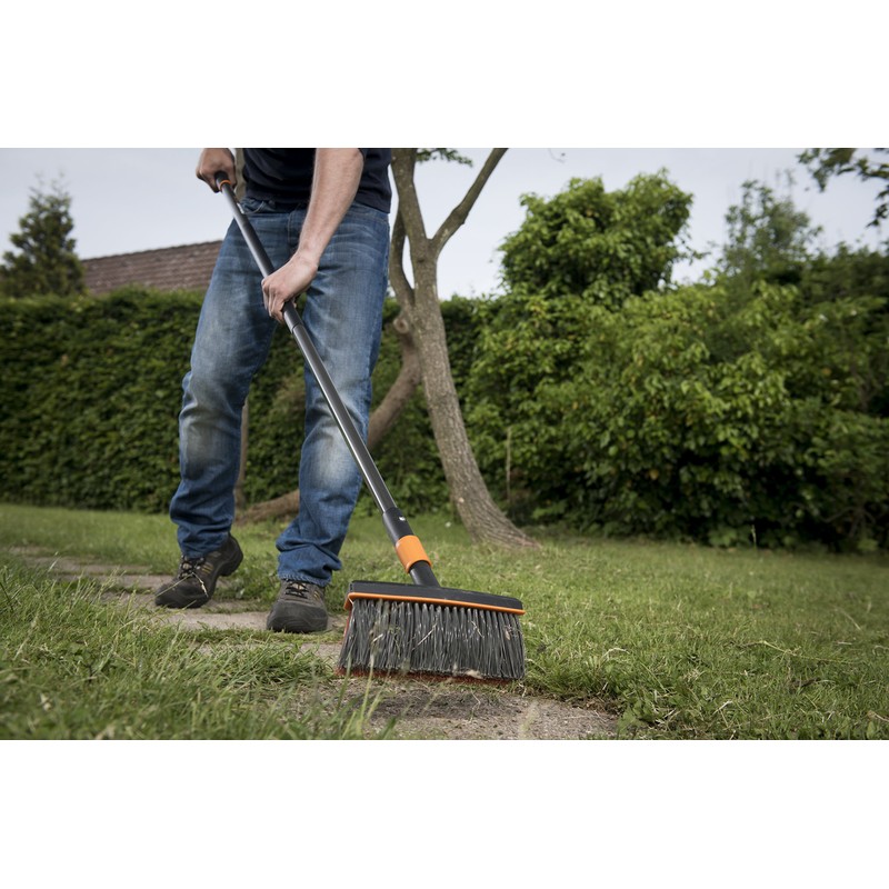Fiskars 1001417 Cepillo para terrazas, 29x7x28 cm, Black/Orange
