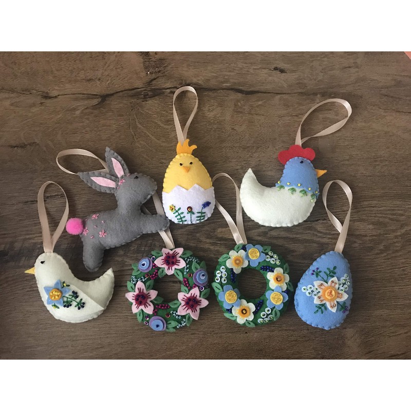 Felt Easter decoration, handmade Easter home decor, wreath with flowers