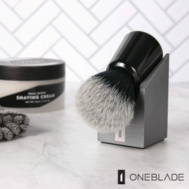 OneBlade Soporte vertical para cepillo para polvo de afeitado (plateado) de aluminio 6063, acabado anodizado doble, almacenamiento de cepillo para polvo de afeitado higiénico, peso 278 gramos