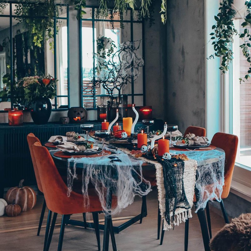 Stretchable Spider Web Halloween Decorations with Fake Spiders – Spooky