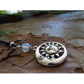 .｡.:* ☆★ SOL & LUNA - SONNE & MOND RUNDER ANHÄNGER MIT MONDSTEIN ★☆*.:｡. veganes Halsband in schwarz mit Schiebeknoten, unisex, Baumwolle, Stein, hellblau