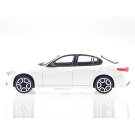 Bburago Alfa Romeo Giulia 2016 White Model Car 30329 1:43