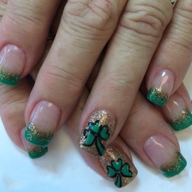 24Pcs St. Patrick's Day Shamrock Press on Nails French Tip Short Fake Nails with Gold Glitter Short Square Nails Tip Full Cover Stick on Nails Irish Clover Acrylic Nails for Women DIY Manicure Design