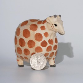 DinNingNing Wooden Giraffe Figurine 3.2" L Plump Design African Animal Statue Safari Home Decor Room Office Bookshelf Giraffe Sculpture Gift for Wildlife Enthusiasts (Giraffe)