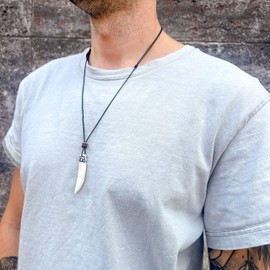 Made by Nami Surfer Halskette mit Anhänger & Kokosnuss Perle - Herren Surfer-Kette Verstellbar mit Holz-Perle - Handmade Strand-Schmuck - Wasserfest - Sommer-Schmuck Männer Halsschmuck (Zahn)