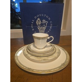 Royal Doulton Isabella 5 Piece Place Setting With Box