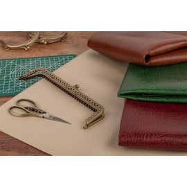 1/2 Metre Bottle Green PVC Leatherette Fabric – Textured Faux Leather Vinyl, 140cm Wide, 600GSM – Fake Vegan Leather Effect for Upholstery & Sewing – Waterproof Lining for Chairs, Campervans & Boats