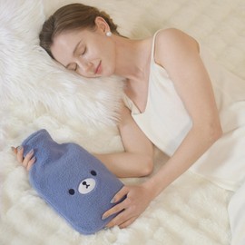 Samply samply Wärmflasche mit kuschelig weichem Bezug, groß 2 Liter, süße Wärmflasche zur Schmerzlinderung (Dunkelblauer Bär)