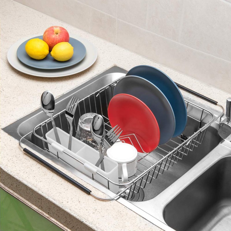 SANNO スライド式水切りかご 伸縮水切りワイヤーバスケット 食器水切りラック キッチンラック 皿置き 白いカトラリーホルダー付き ステンレス製