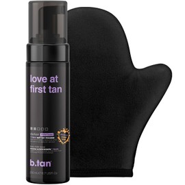 b.tan Kit de autobronceador | Nuestro paquete "Love at First Tan" - Espuma bronceada con aplicador de guante autobronceador, nivel dos, base violeta, bronceado oscuro sin sol de 1 hora, sin olor a bronceado falso, tonos naranjas o ingredientes desagradables